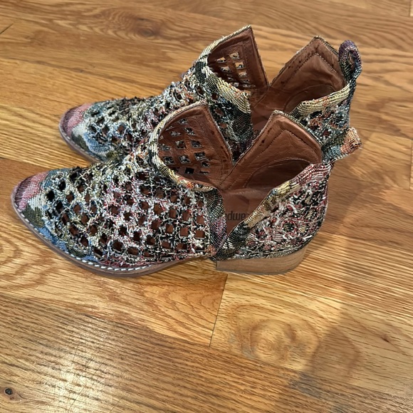 Jeffrey Campbell booties size 5 - Picture 1 of 3